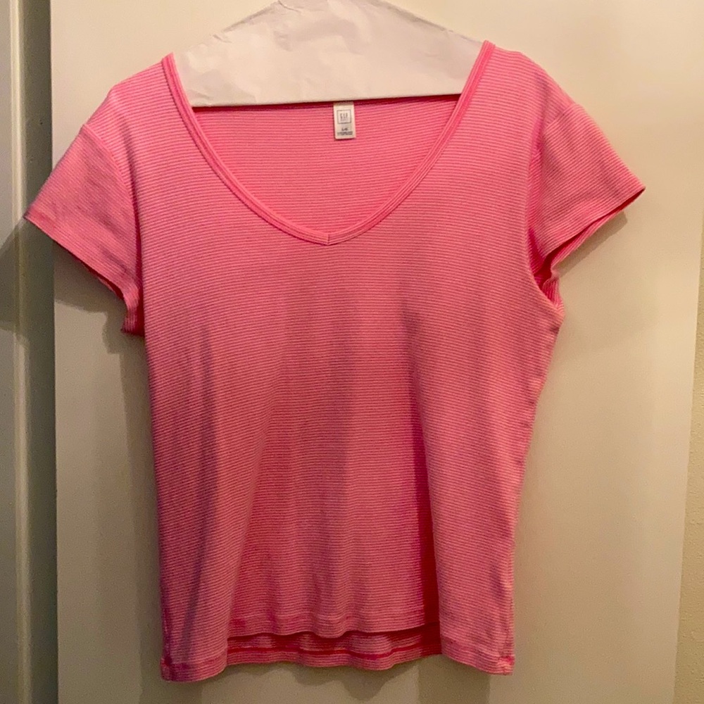 WOMEN’S PINK &WHITE GAP SHORT SLEEVE T-SHIRT!👱‍♀️